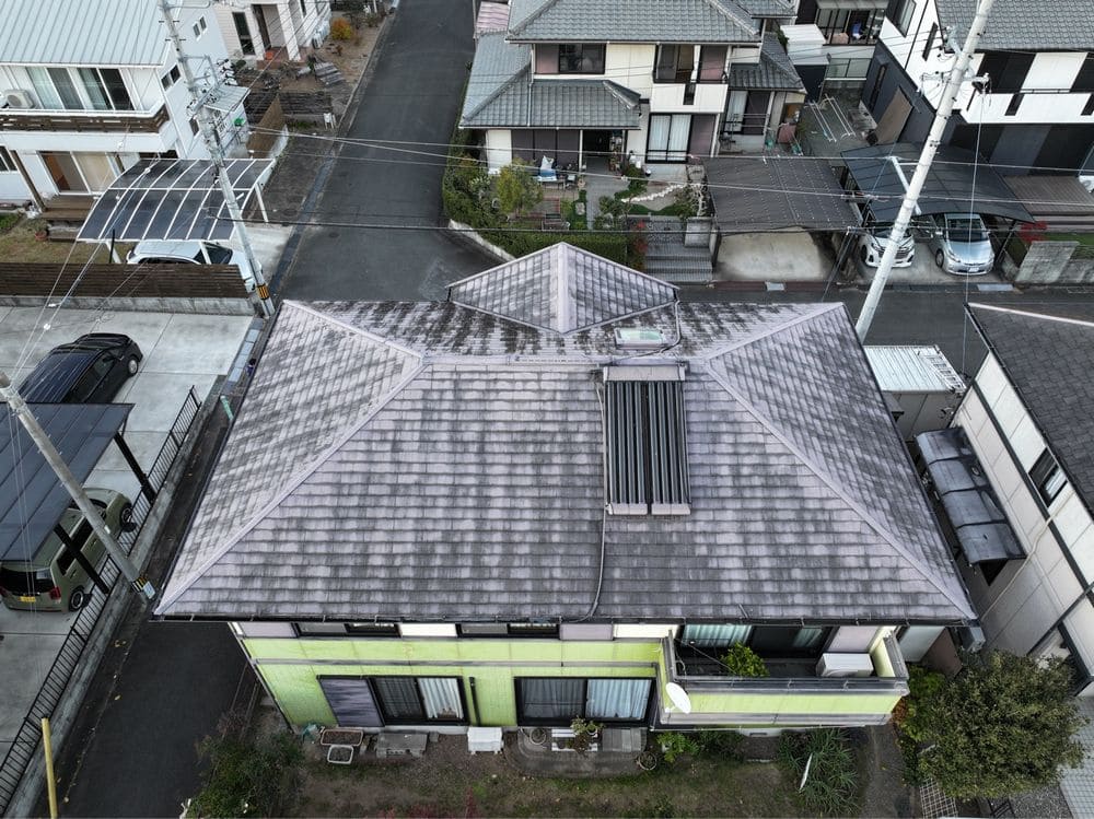 津市M様 施工前_屋根全体 (1) 津市の外壁塗装、屋根カバー工事をリペイント匠が施工した写真