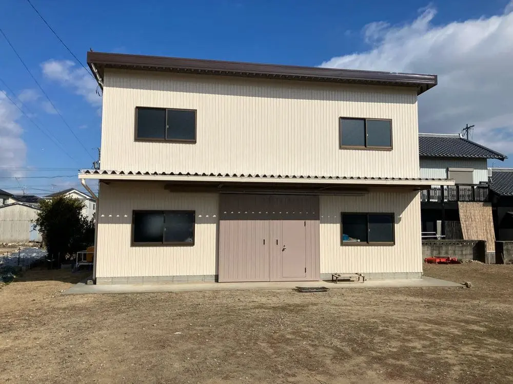 鈴鹿市｜倉庫塗装を明るく一新｜アフターフォローも充実で安心です