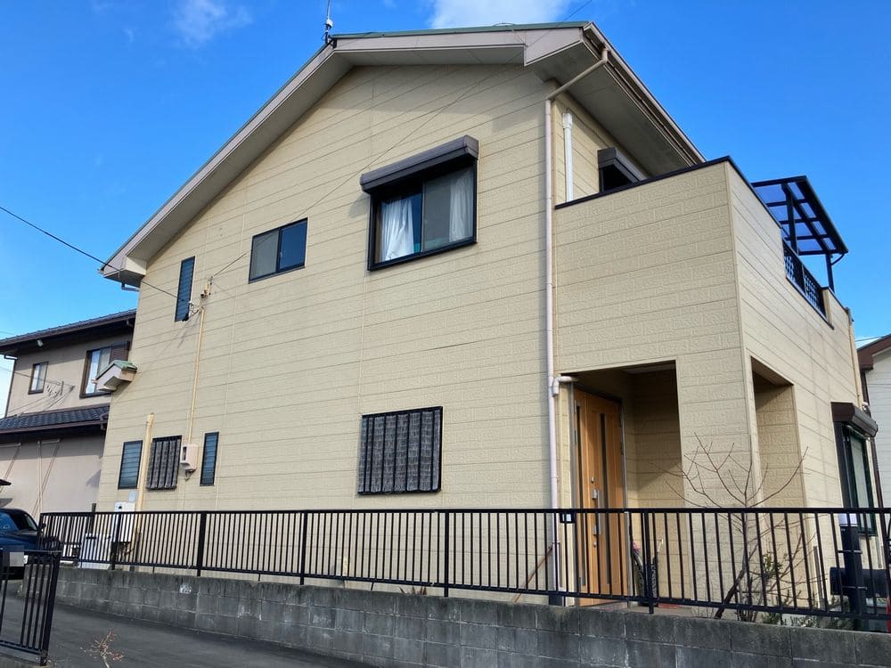U様(津)施工前_外壁全体 (2) 津市の外壁塗装、防水工事をリペイント匠が施工した写真