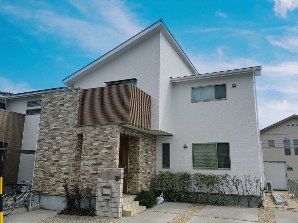 O様(鈴鹿市東旭が丘)施工後_外壁全体 (3) 鈴鹿市の外壁塗装、屋根塗装をリペイント匠が施工した写真