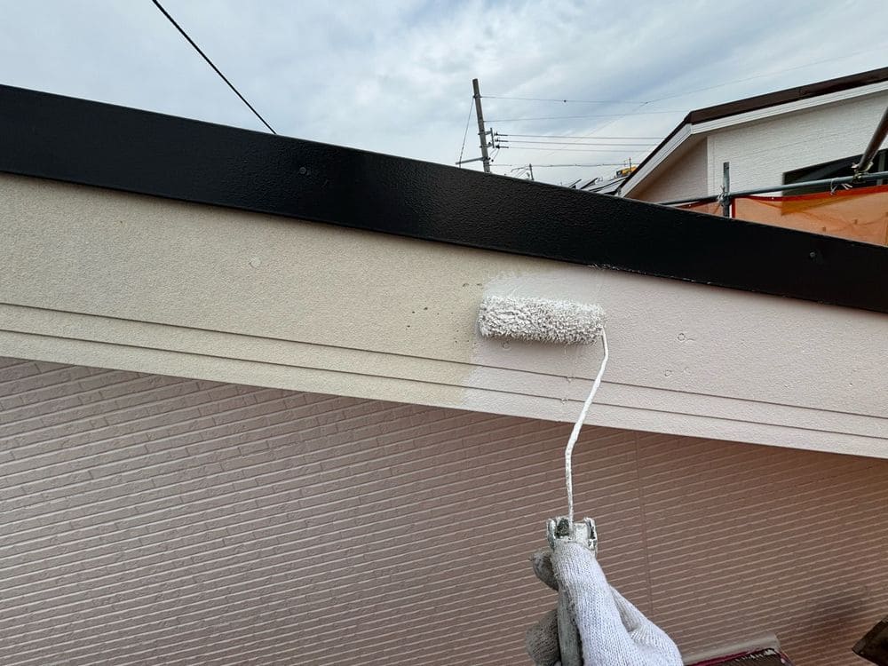 O様(鈴鹿市東旭が丘)破風(中塗り) 鈴鹿市の外壁塗装、屋根塗装をリペイント匠が施工した写真