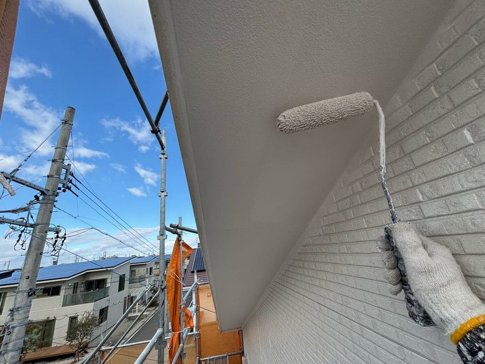 O様(鈴鹿市東旭が丘)軒天(上塗り) 鈴鹿市の外壁塗装、屋根塗装をリペイント匠が施工した写真