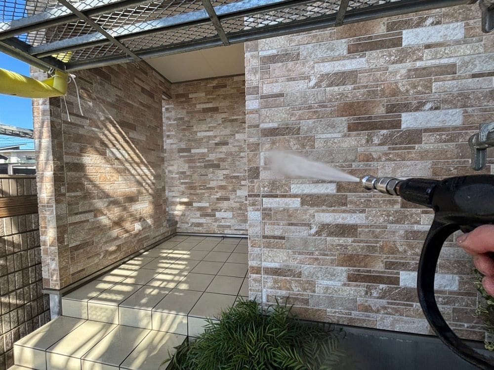 O様(鈴鹿市東旭が丘)高圧洗浄(外壁) 鈴鹿市の外壁塗装、屋根塗装をリペイント匠が施工した写真