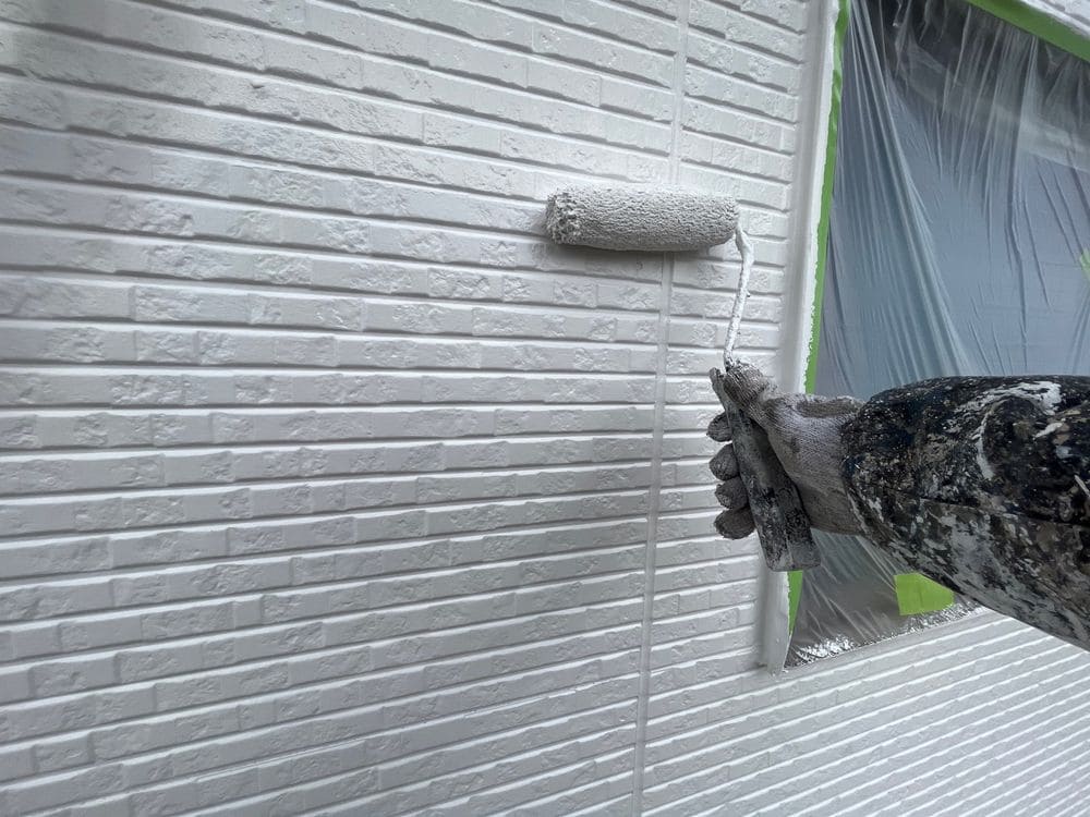 O様(鈴鹿市東旭が丘)外壁(上塗り1) 鈴鹿市の外壁塗装、屋根塗装をリペイント匠が施工した写真