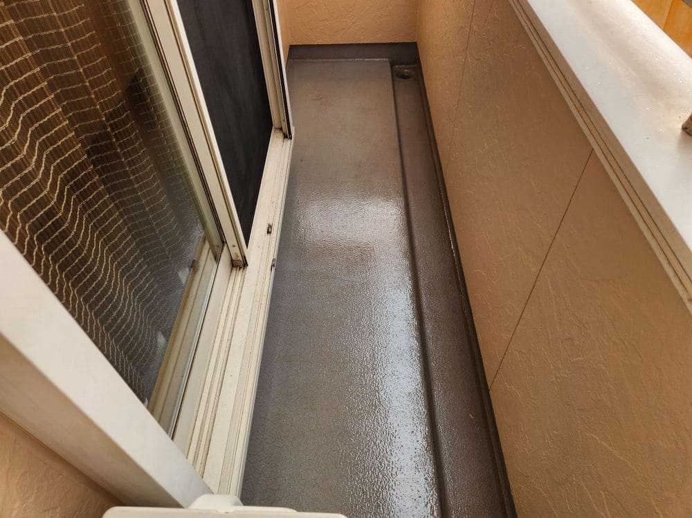 W様(津市)防水_プライマー塗布 津市の防水工事をリペイント匠が施工した写真