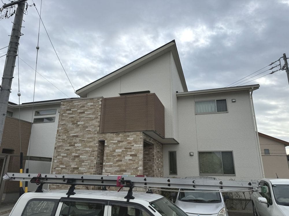 O様(鈴鹿市東旭が丘)施工前_外壁全体 鈴鹿市の外壁塗装、屋根塗装をリペイント匠が施工した写真