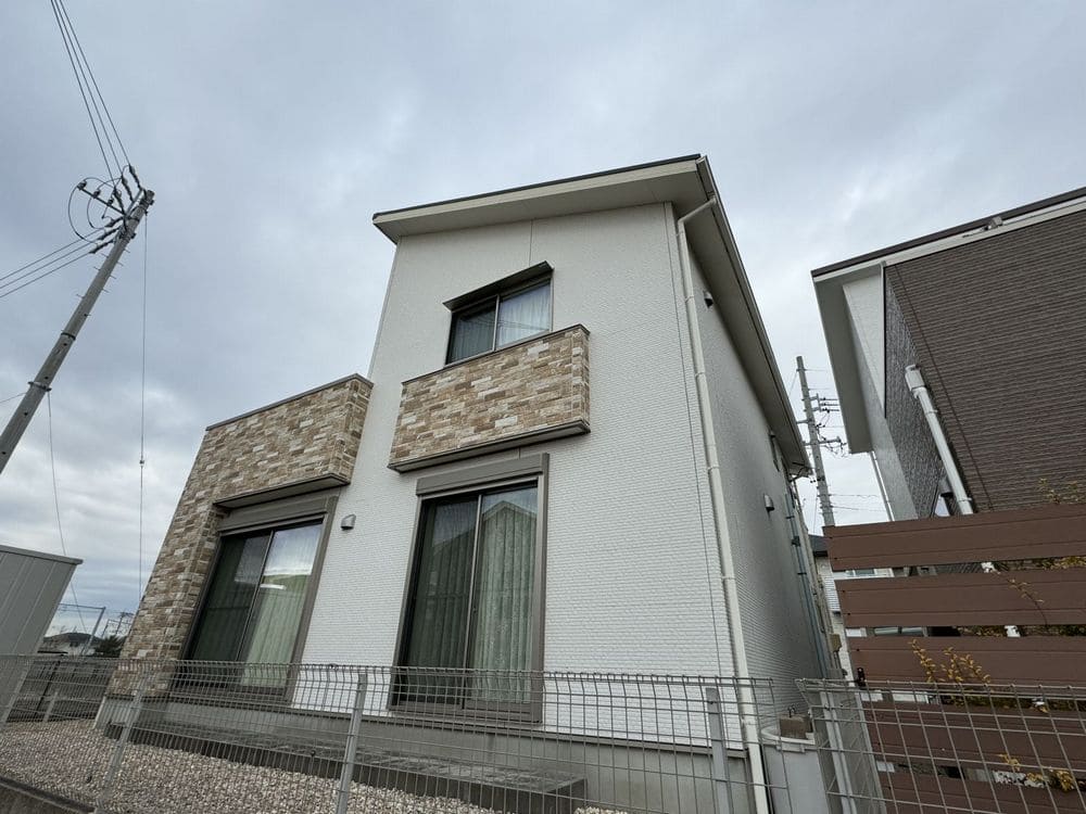 O様(鈴鹿市東旭が丘)施工前_外壁全体 (2) 鈴鹿市の外壁塗装、屋根塗装をリペイント匠が施工した写真