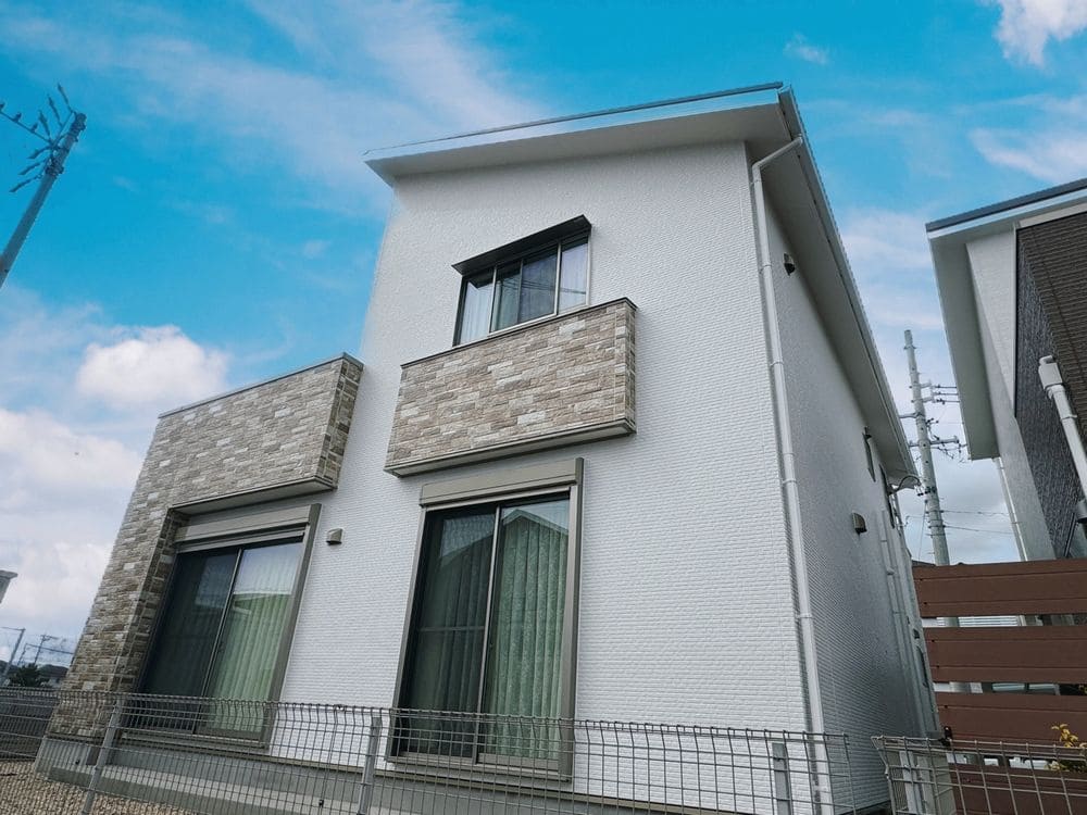 O様(鈴鹿市東旭が丘)施工後_外壁全体 (2) 鈴鹿市の外壁塗装、屋根塗装をリペイント匠が施工した写真