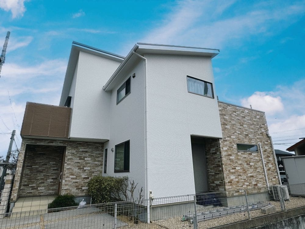 O様(鈴鹿市東旭が丘)施工後_外壁全体 鈴鹿市の外壁塗装、屋根塗装をリペイント匠が施工した写真