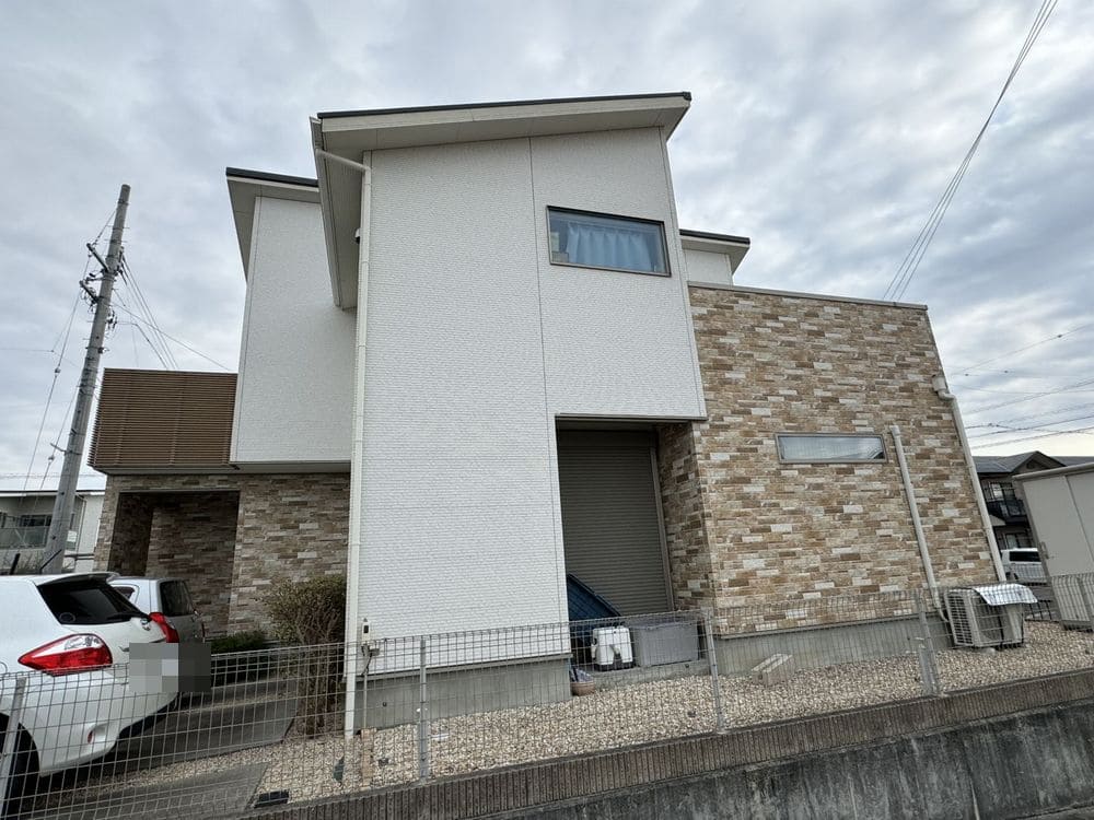 O様(鈴鹿市東旭が丘)施工前_外壁全体 (3) 鈴鹿市の外壁塗装、屋根塗装をリペイント匠が施工した写真