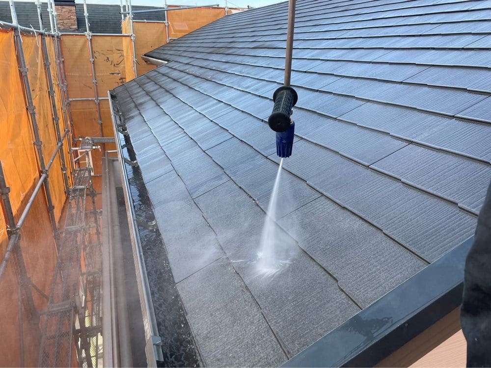 T様(津市河芸町)_高圧洗浄(屋根) 津市の外壁塗装、屋根塗装をリペイント匠が施工した写真