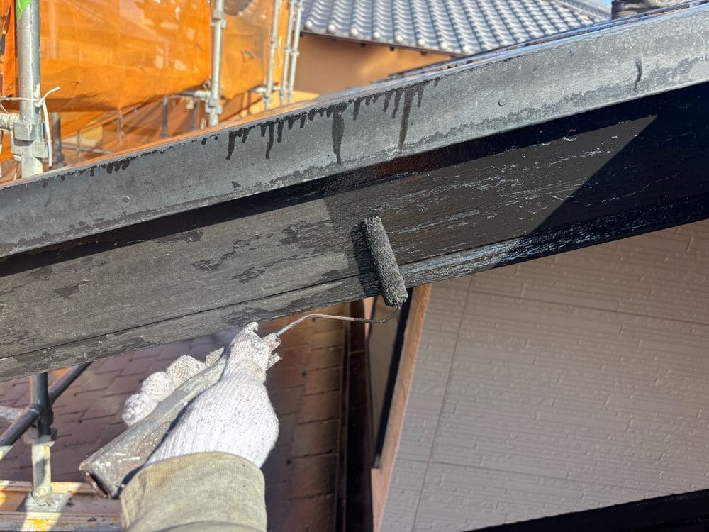 T様(鈴鹿市)破風(上塗り) 鈴鹿市の屋根塗装をリペイント匠が施工した写真