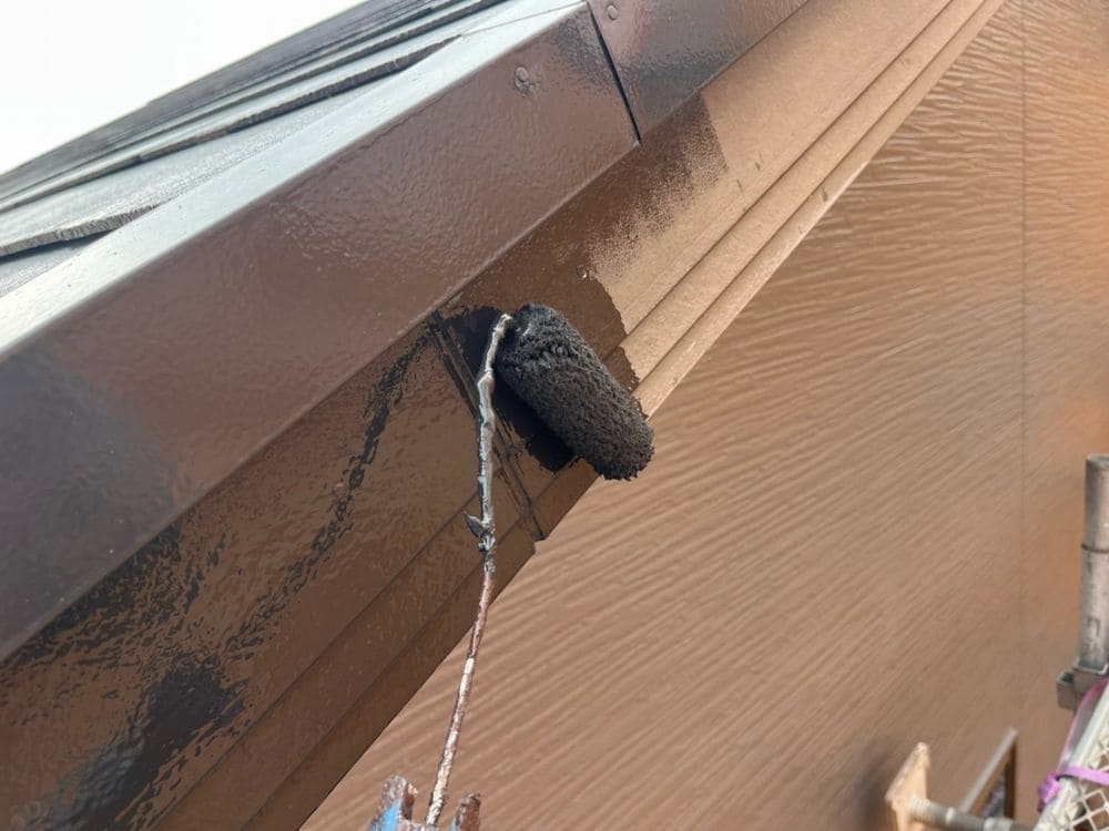T様(津市河芸町)中塗り 津市の外壁塗装、屋根塗装をリペイント匠が施工した写真
