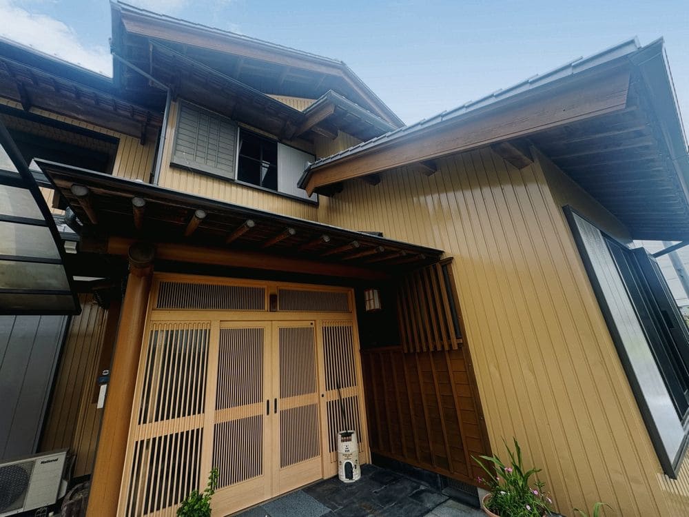 四日市市の外壁塗装をリペイント匠が施工した写真