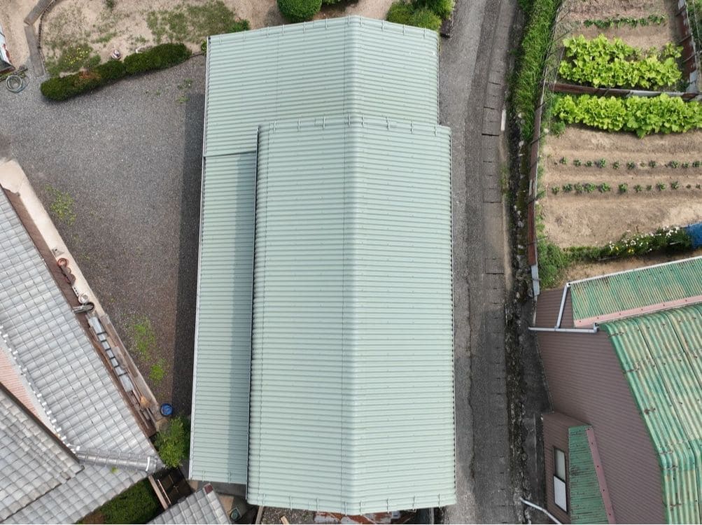 亀山市の屋根塗装をリペイント匠が施工した写真