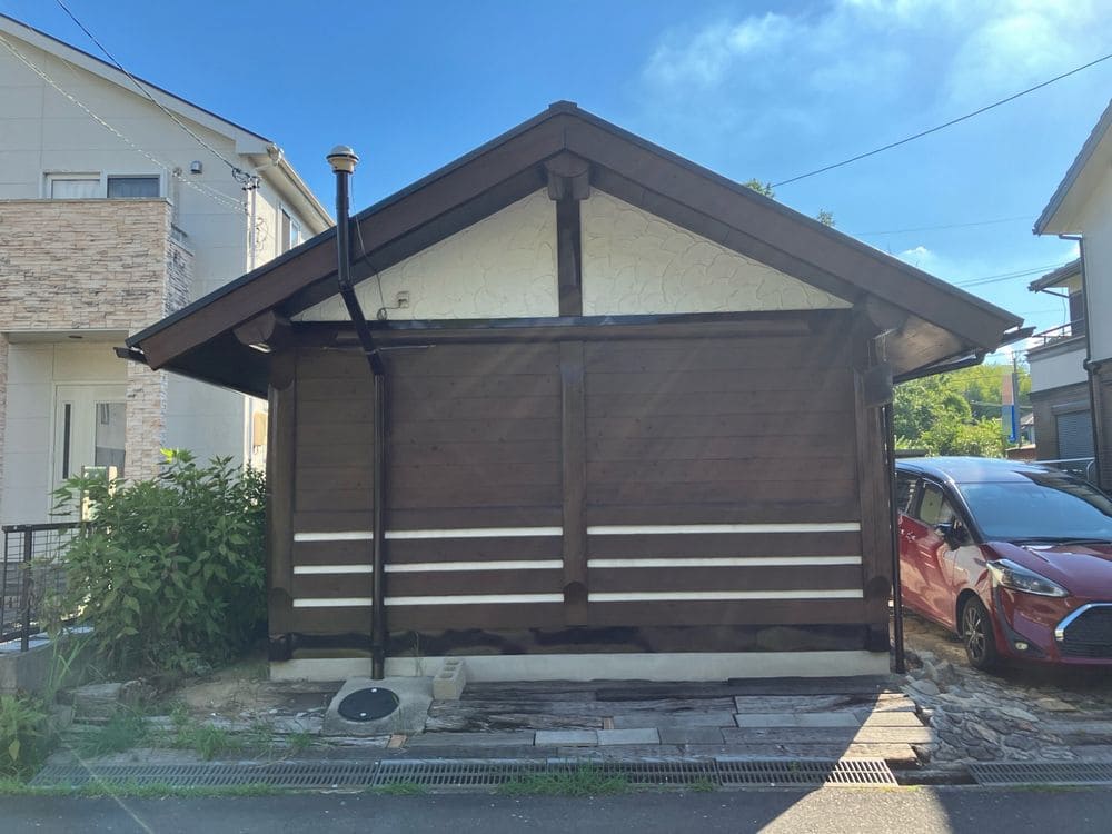 伊賀市｜築25年の医療施設を茶色で外壁・グレーで屋根塗装｜木を美しく再生