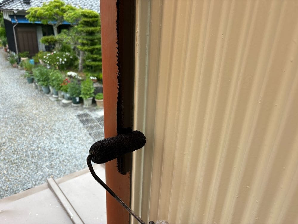 F様(いなべ市藤原町)樋(中塗り) いなべ市の外壁塗装、屋根塗装をリペイント匠が施工した写真