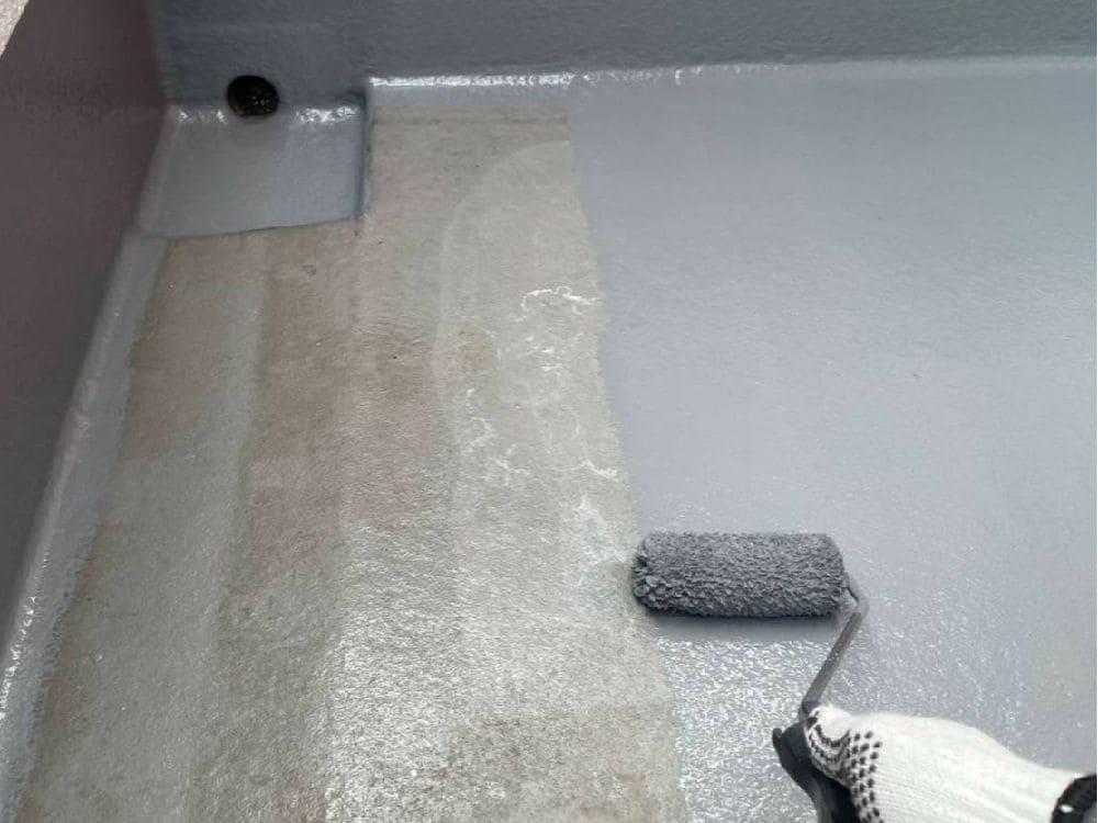 K様(津)防水(一層目) 津市の外壁塗装、屋根塗装、防水工事をリペイント匠が施工した写真
