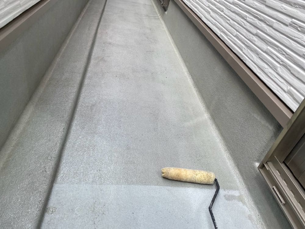 H様(津)防水(プライマー) (3) 津市の外壁塗装、屋根塗装、防水工事をリペイント匠が施工した写真