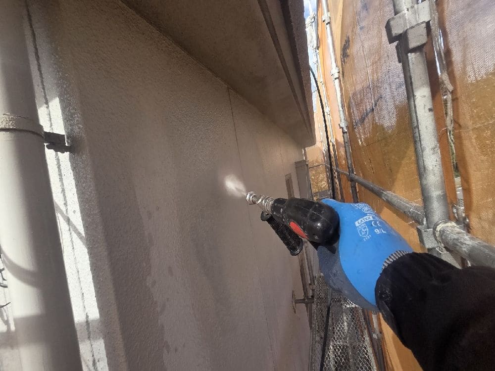 I様(四日市)高圧洗浄(外壁) (2) 四日市市の外壁塗装、防水工事をリペイント匠が施工した写真