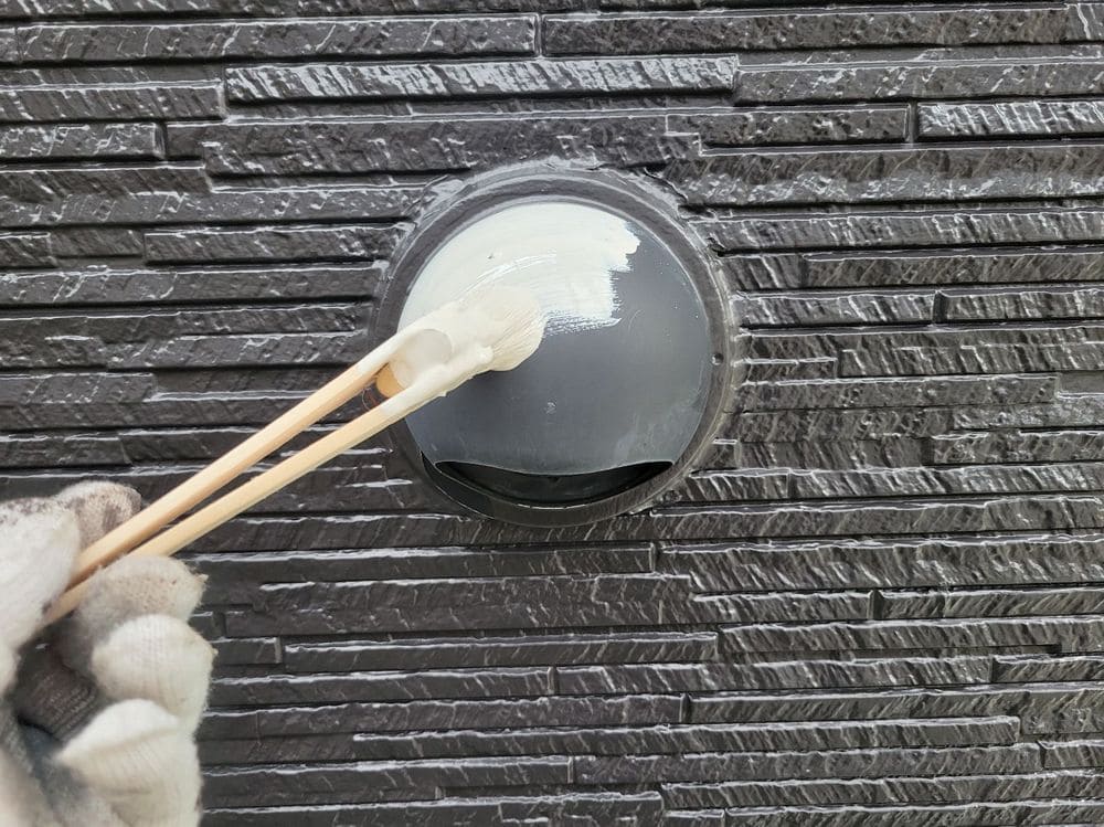 換気フード(下塗り) 津市で外壁塗装と防水工事をリペイント匠が施工した写真