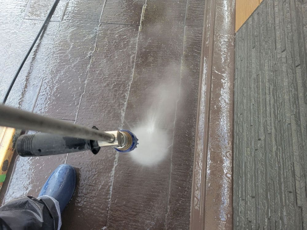 高圧洗浄(屋根) (2) 津市で外壁塗装と防水工事をリペイント匠が施工した写真