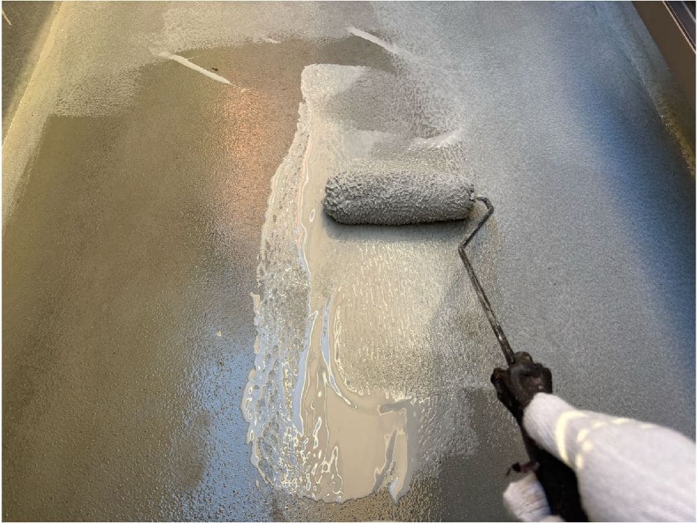 F様(津市)防水(1層目) 津市の外壁塗装、防水工事をリペイント匠が施工した写真