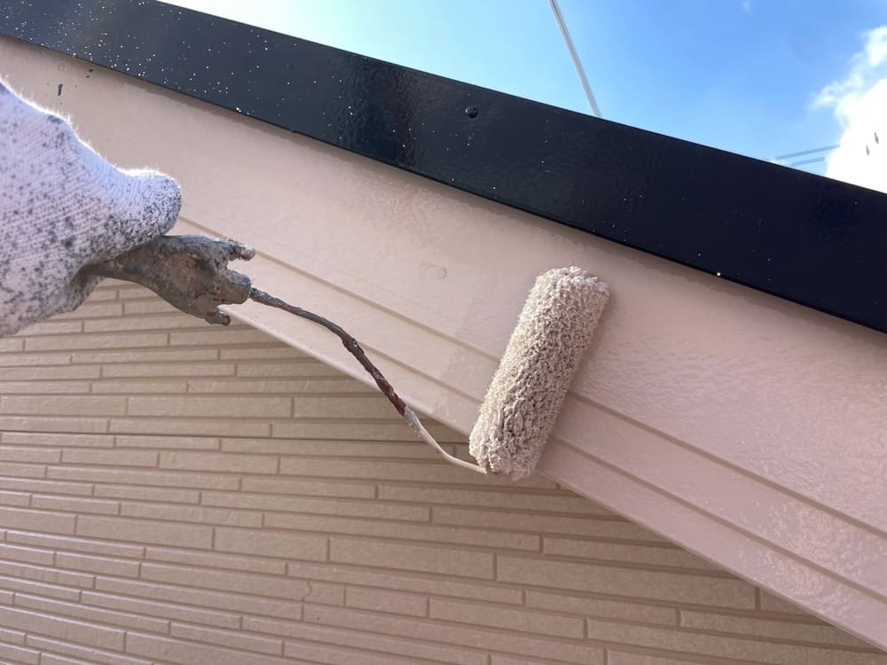 K様(津)破風(中塗り) (2) 津市で外壁塗装、屋根塗装をリペイント匠が施工した写真